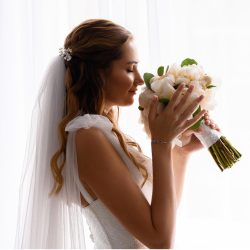 Untitled-8_0000_bride-inwedding-dress-holding-sniffing-wedding-bouquet